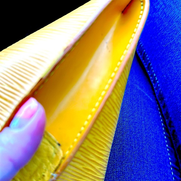 Louis Vuitton Epi Leather Pouchette - Picture 3 of 17